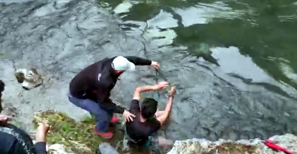 Soğuk ve tehlikeli sulara girip, hayalet oltaları topladılar