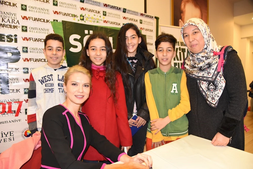 Ünlü Yazar Ve Trt Sunucusu Pelin Çift?e Yoğun İlgi