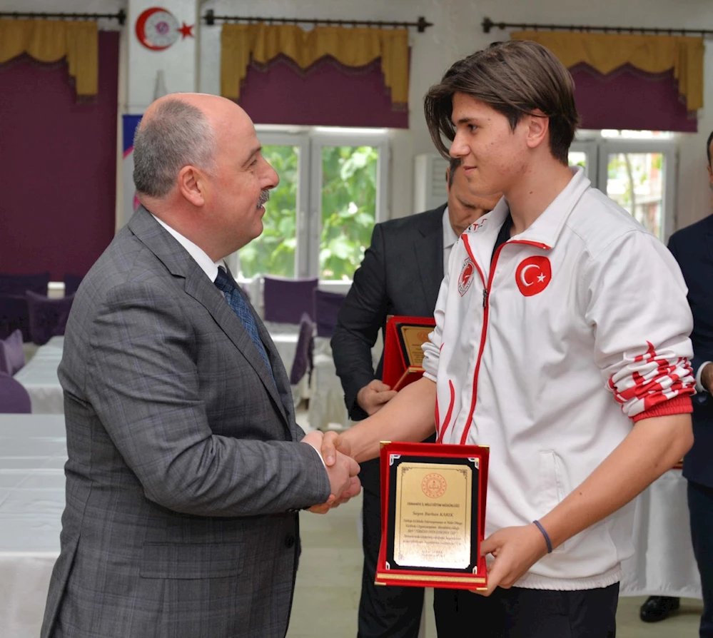 Ulusal ve uluslararası müsabakalarda dereceye giren sporculara plaket