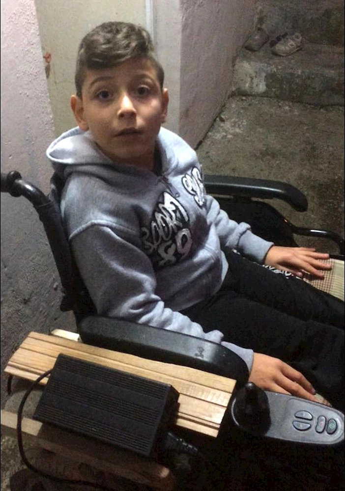 Engelli çocuğun aracının aküsünü çaldılar