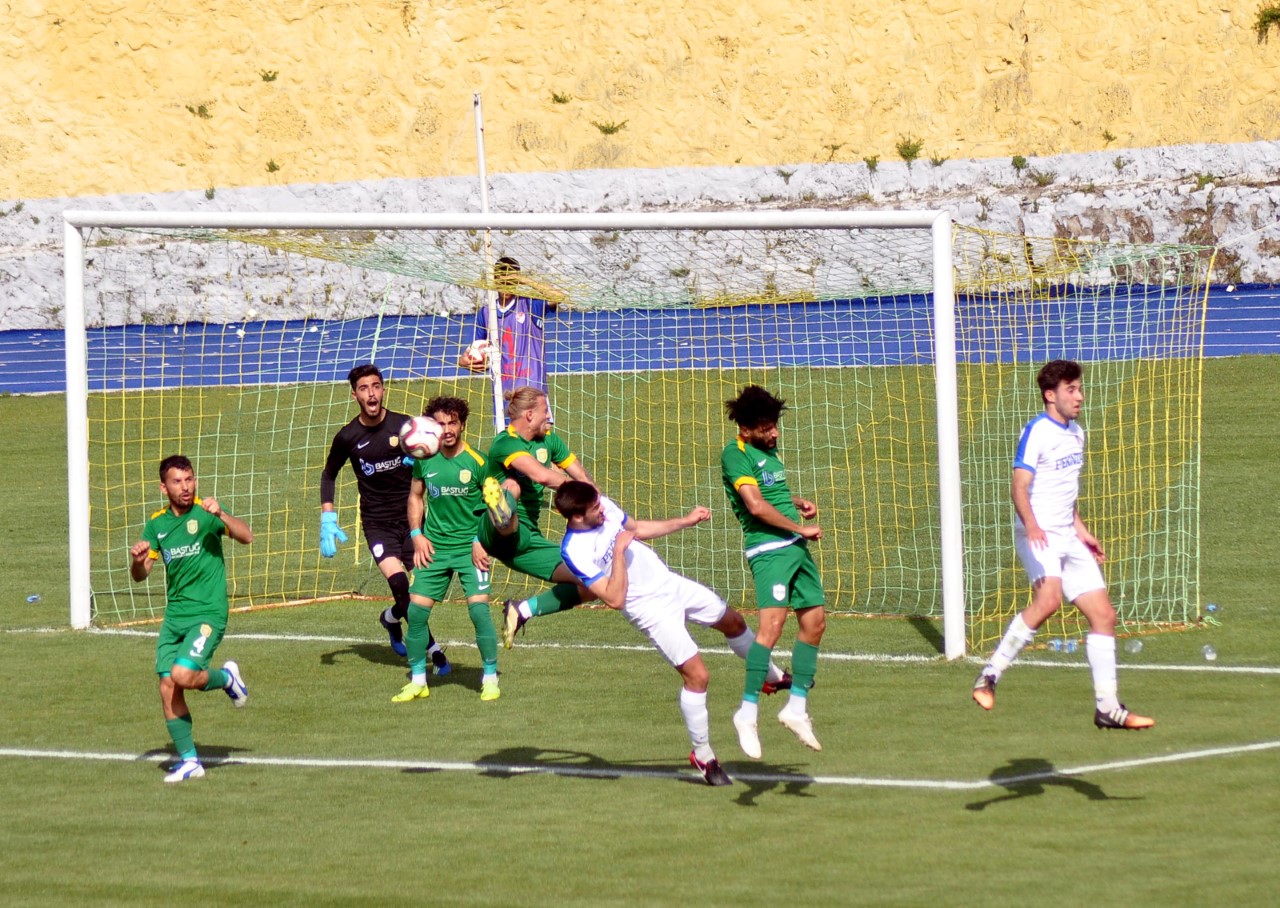 Osmaniyespor Düzcespor`u 5-2 yenerek ligde kalmayı garantiledi