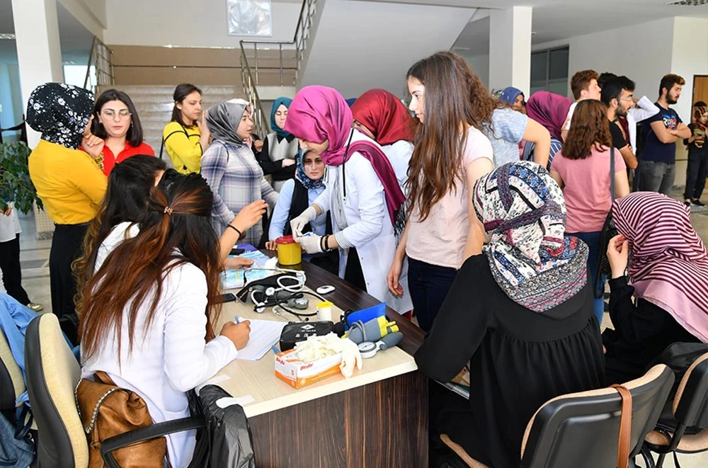 Sağlık Yüksekokul öğrencilerinden sağlık taraması
