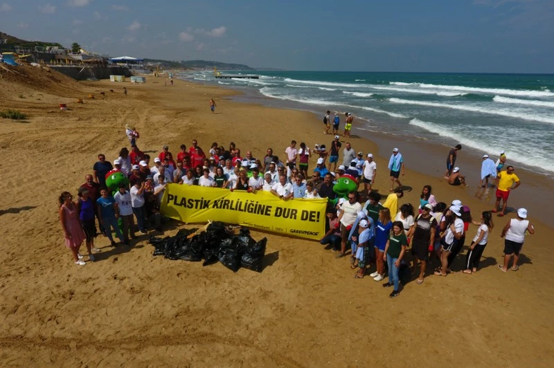 Sahilden Onlarca Torba Çöp Çıktı