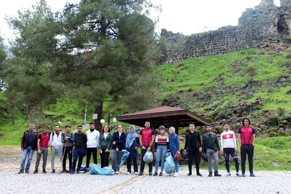 Bisikletleri ile gittikleri kalede temizlik yaptılar