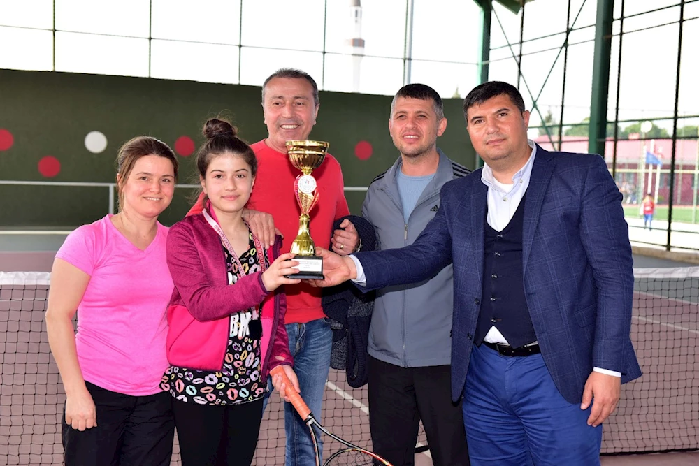 Şampiyon tenisçiler ödüllendirildi