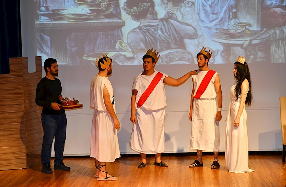 Üniversiteli gençlerden `Üç Güzeller` adlı tiyatro oyunu