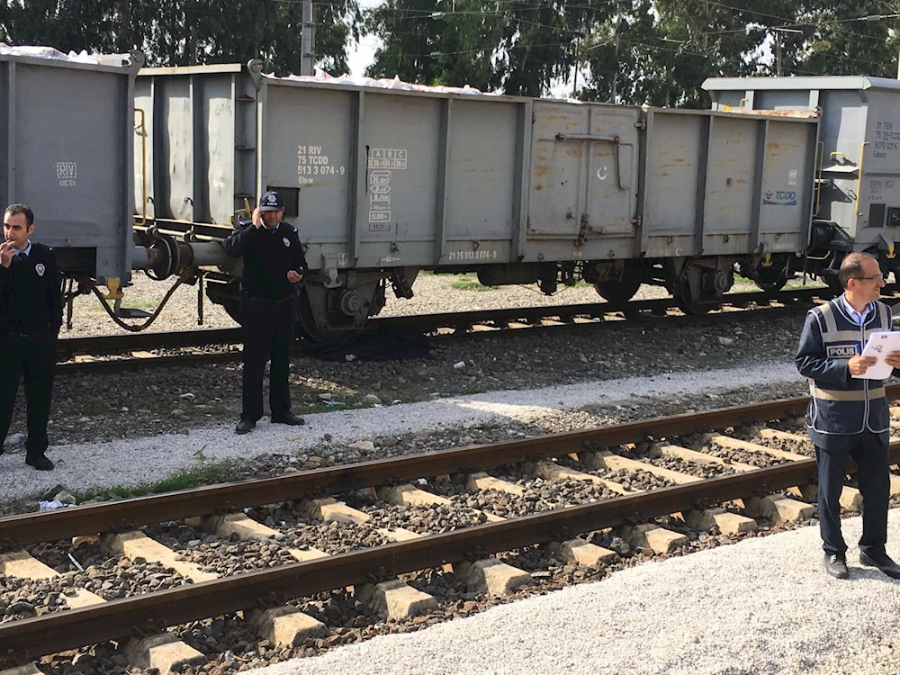 Toprakkale`de vagonların arasından geçerken canından oldu