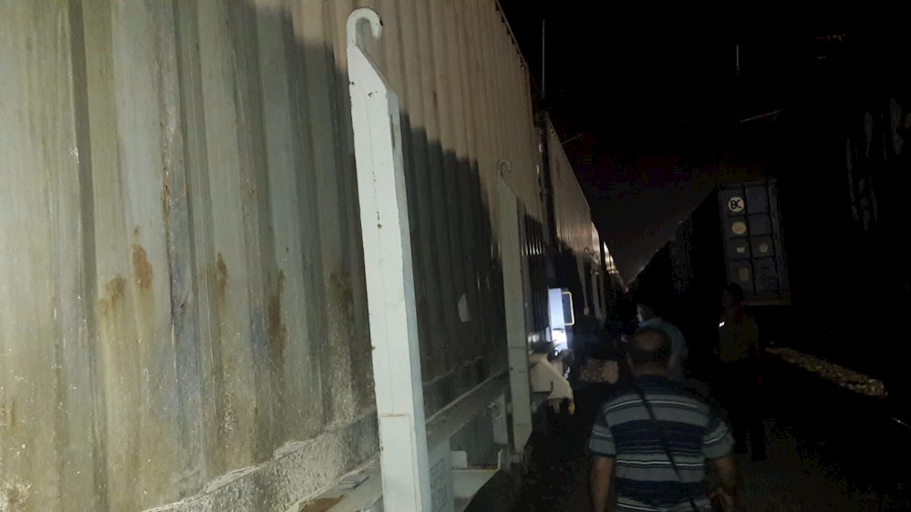 Vagonların üstünde elektrik akımına kapılan 2 arkadaş yaralandı