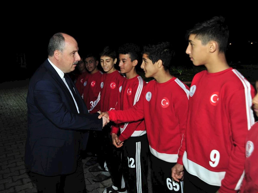 Vali Coşkun, Cevdetiye Sporcu Eğitim Merkezi`ni ziyaret etti