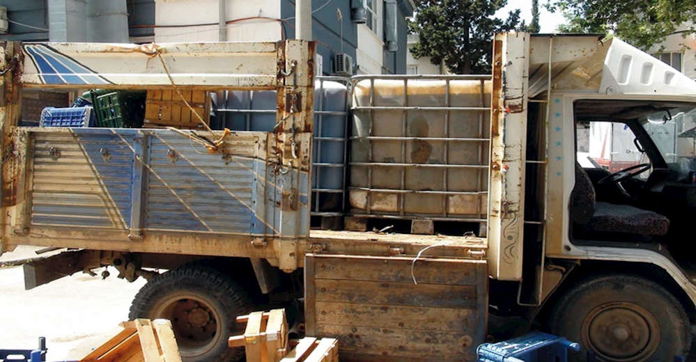 Kamyon kasasındaki tankerden kaçak akaryakıt çıktı