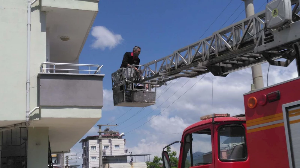 Apartmandaki yangınında, üst katlarda mahsur kalanlar kurtardı