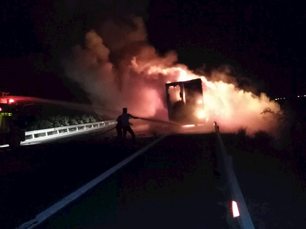 Osmaniye`de terlik ve fıstık yüklü TIR alev alev yandı