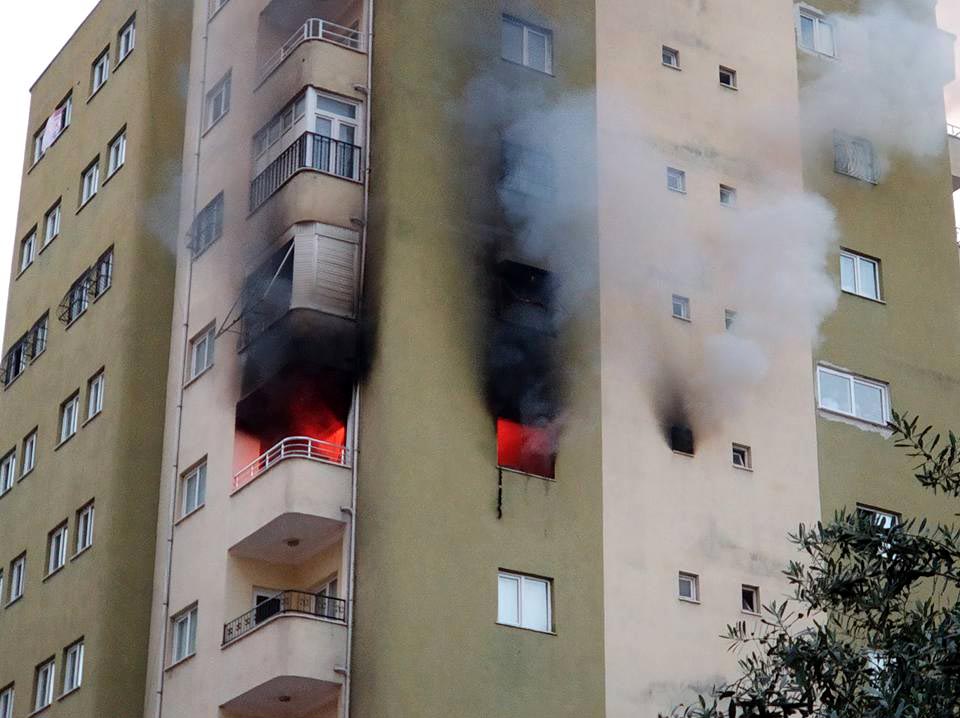 Osmaniye`de 10 katlı binada çıkan yangın korku yarattı