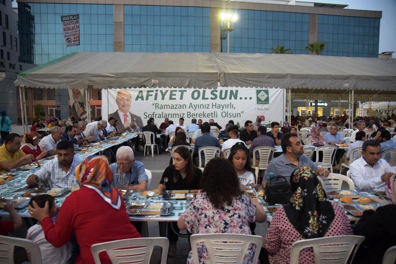 Osmaniye Belediyesi, Mahalle Muhtarları ve Belediye Meclis Üyelerine İftar Verdi