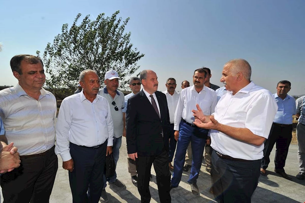 Osmaniye`de, silindirle sıkıştırılmış beton yol çalışması