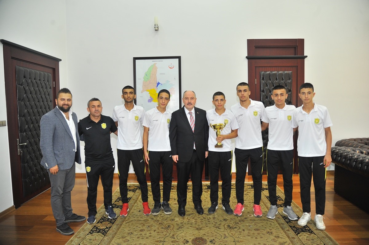 Osmaniye Futbol Kulübü Sporcularından Vali Coşkun`a ziyaret