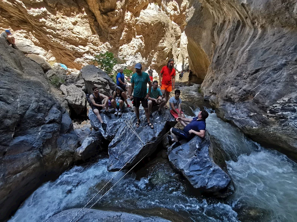 Çona Kanyonunda doğa yürüyüşü ve zipline keyfi